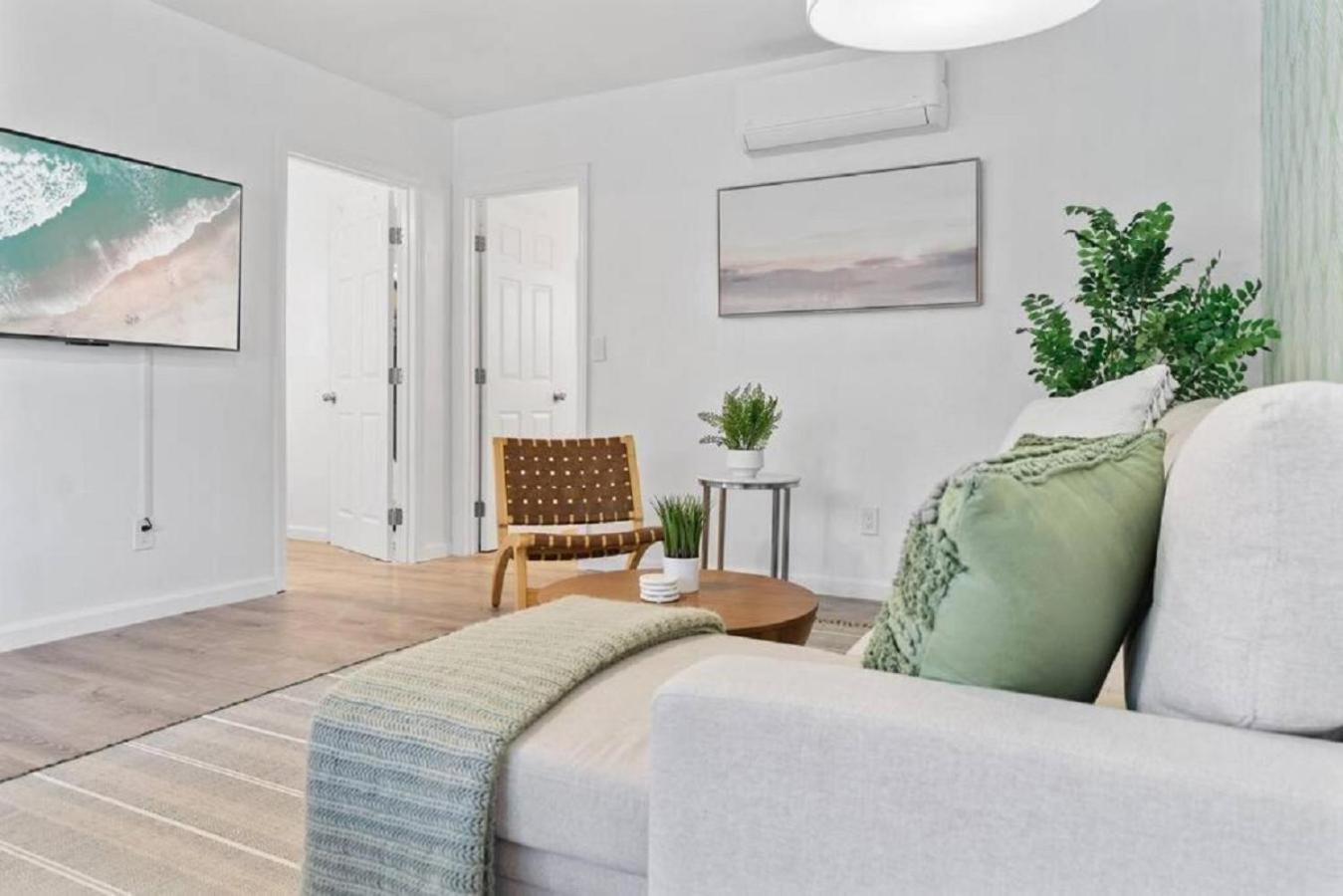 Pacific Charm And Shops Steps Away Apartment